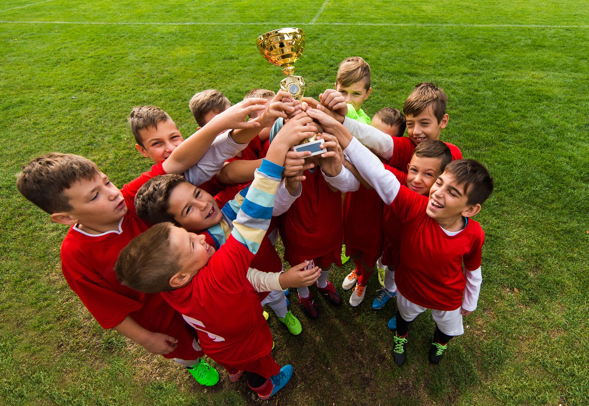 Kinder-Fußballverein mit Pokal & einheitlichem Vereins-Trikot